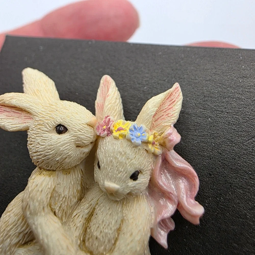 Avon‎ Womens Novelty Bunny Pin Floral Pearl Tails Vintage 1999 Cottagecore OS